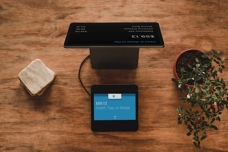 Operadores revisando Culixo en una tablet